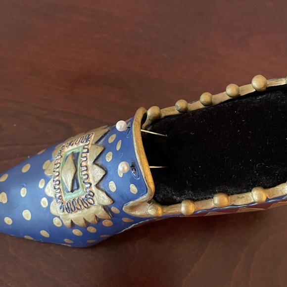 VTG pincushion is in ceramic Victorian shoe - Picture 8 of 8